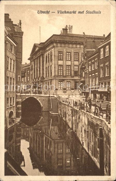 Utrecht Vischmarkt met Stadhuis Kanal