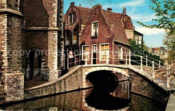 Delft Kerkstraat mit oude Huisje