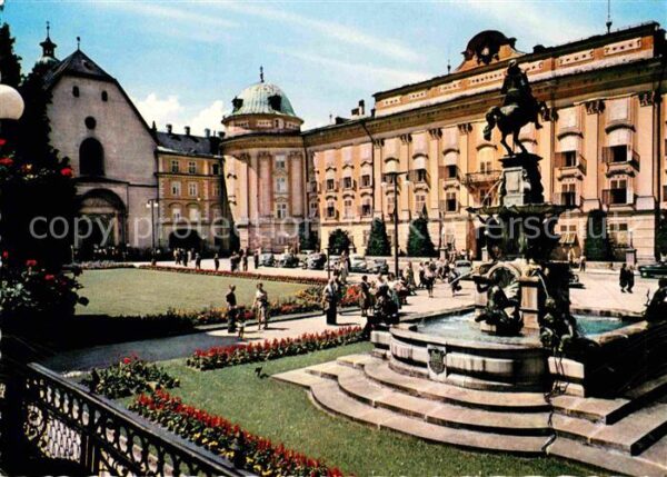 Innsbruck Hofburg mit Leopoldsbrunnen und Hofkirc
