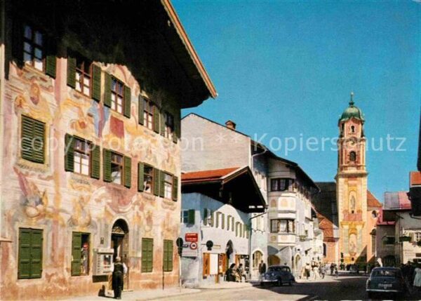 Mittenwald Bayern Dorfstrasse mit Neunerhaus gegen Pfarrk