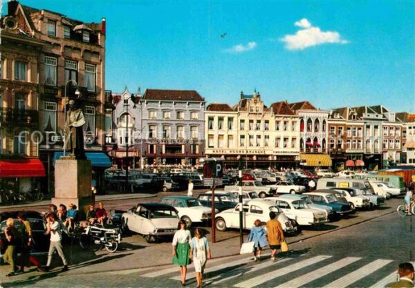 S-Hertogenbosch Markt met Standbeeld Jeroen Bosch