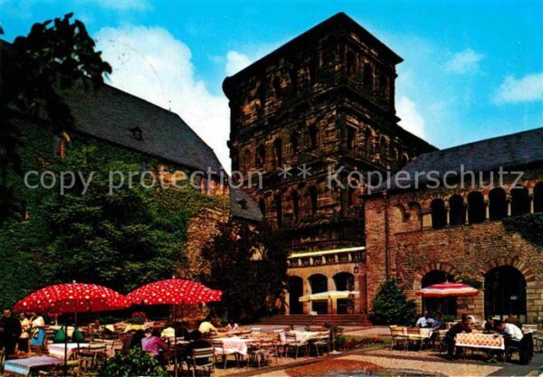 Trier Brunnenhof mit Porta Nigra und Simeonst