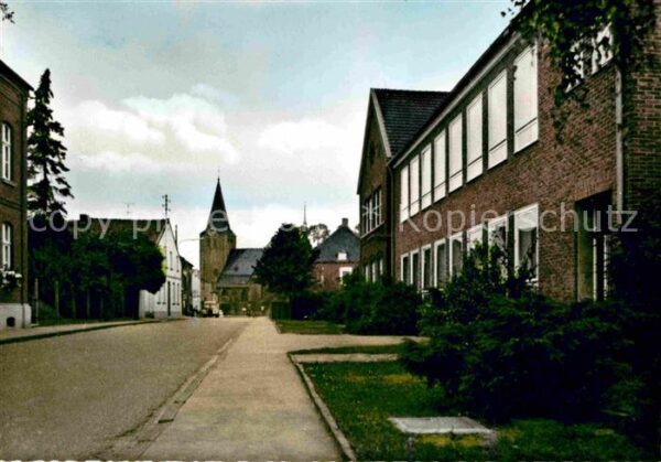 Niederkruechten Dr Lindemann Strasse mit Schule und Kir