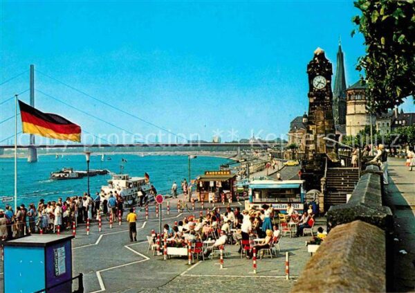 Duesseldorf Rheinufer mit Oberkasseler Brücke
