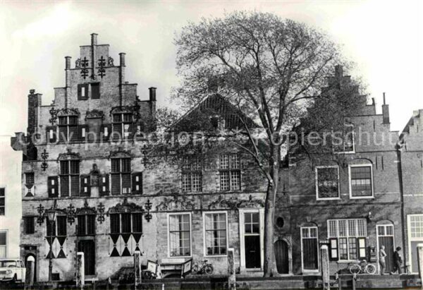 Veere Kade met zijn schotse huizen en postkan