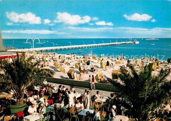 Groemitz Ostseebad Strandhallen Terrasse mit Blick zum Str