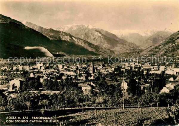 Aosta Panorama con sfondo Catena delle Alpi A