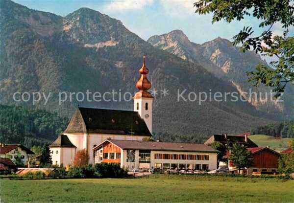 Inzell Pfarrkirche mit Haus des Gastes gegen R