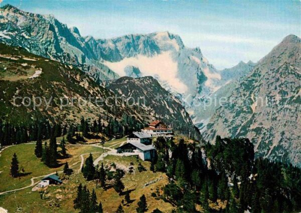 Kreuzeckhaus gegen Zugspitze und Waxenstein Wetterst