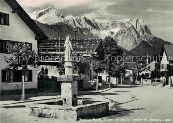 Garmisch-Partenkirchen Sonnenbergstrasse mit Zugspitzgruppe