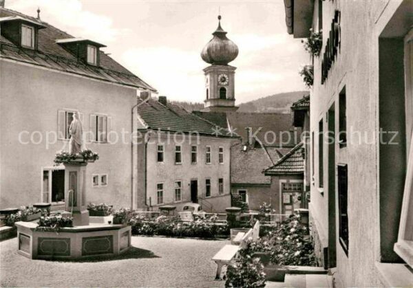 Frauenau Rathausplatz Brunnen Kirchturm Erholung