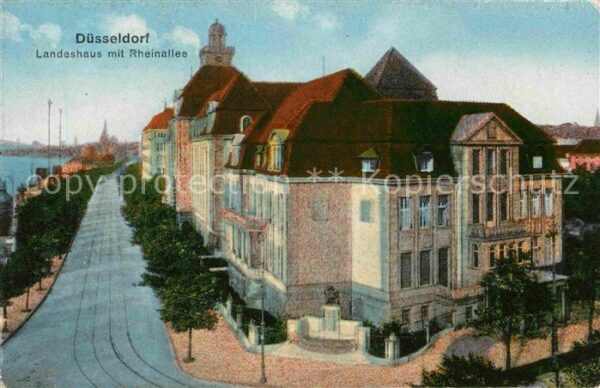Duesseldorf Landeshaus mit Rheinallee