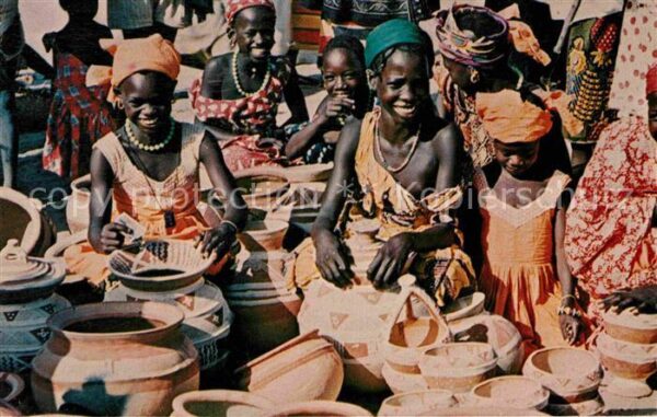 Typen Afrika Jeunes vendeuses au marche