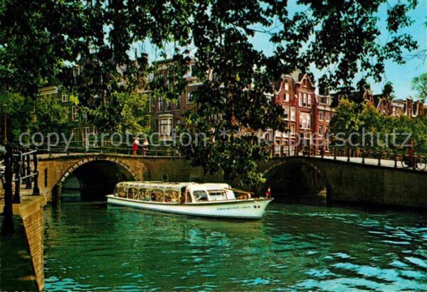 Amsterdam Niederlande Gracht med Rondvaartboot