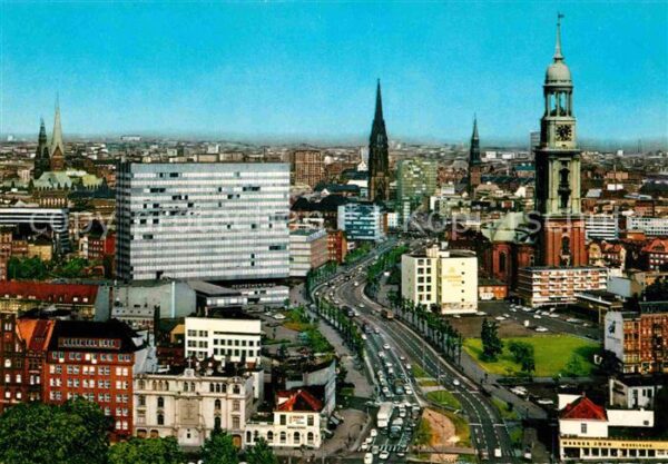 Hamburg Ost-West-Strasse mit Türmen der Stadt
