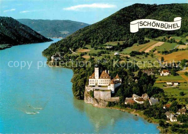 Schoenbuehel-Aggsbach Schloss auf Felsen über der Donau Flieg