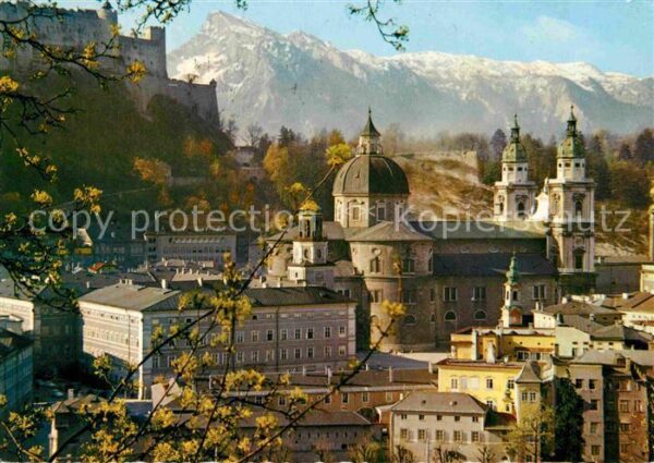 Salzburg Oesterreich Blick auf Dom Festung und Untersberg