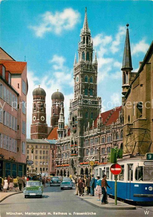 Muenchen Marienplatz mit Rathaus und Frauenkirch