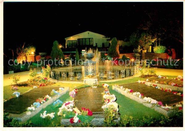 Persoenlichkeiten Graceland Memphis Gravesite at Night