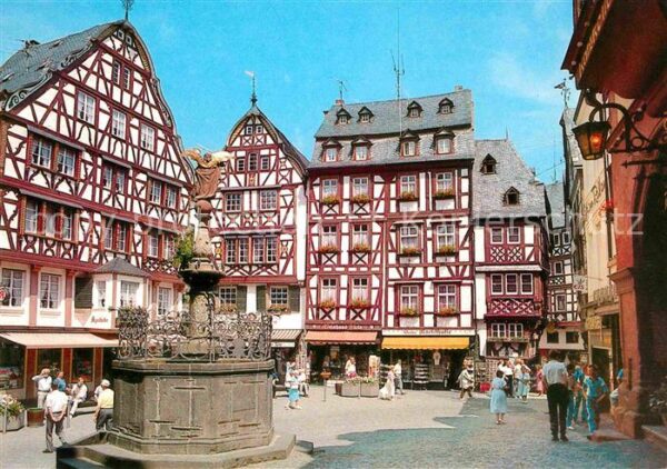 Bernkastel-Kues Marktplatz Brunnen Fachwerkhäuser