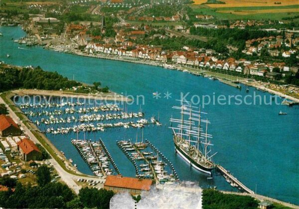 Travemuende Ostseebad Fliegeraufnahme Hafen