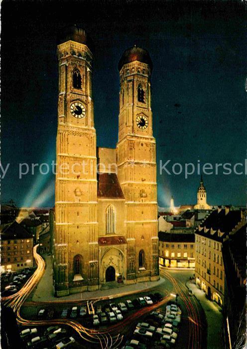 Muenchen Frauenkirche bei Nacht