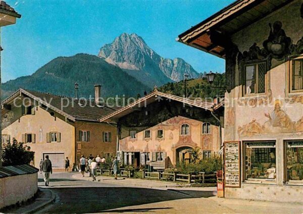 Mittenwald Bayern Bunte Häuser im Gries mit Wettersteinwa