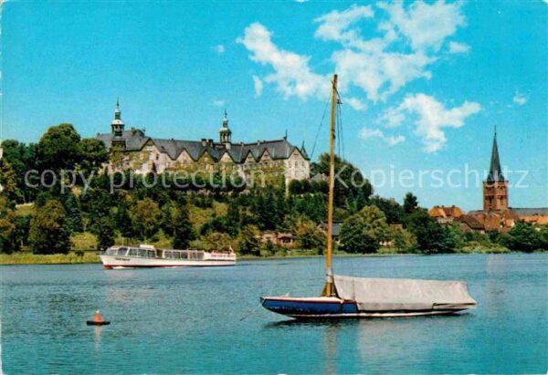 Ploen See Blick auf Schloss und Kirche Segelboot