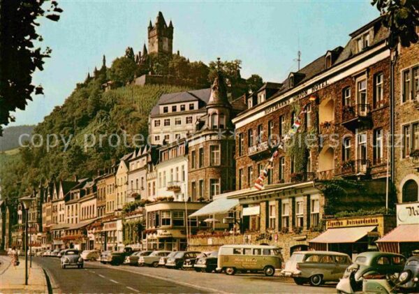 Cochem Mosel Uferstrasse mit Reichsburg