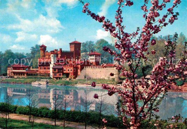 Torino Castello Medioevale e fiume Po Schloss