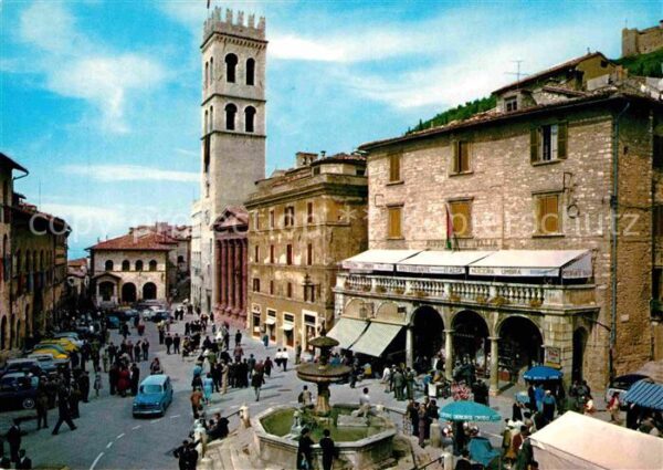 Assisi Umbria Piazza del Comune con il Tempio di Mine