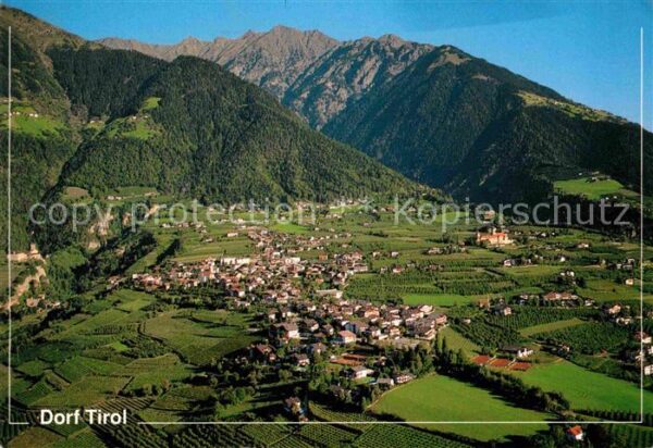 Dorf Tirol gegen Hahnenkamm Fliegeraufnahme