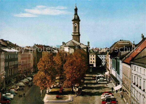 Traunstein Oberbayern Stadtplatz mit Stadtkirche St Oswald