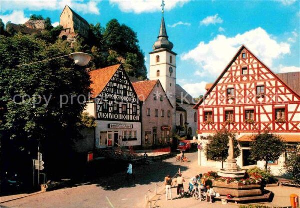 Pottenstein Oberfranken Blick auf Marktplatz und Burg Fachwerkh