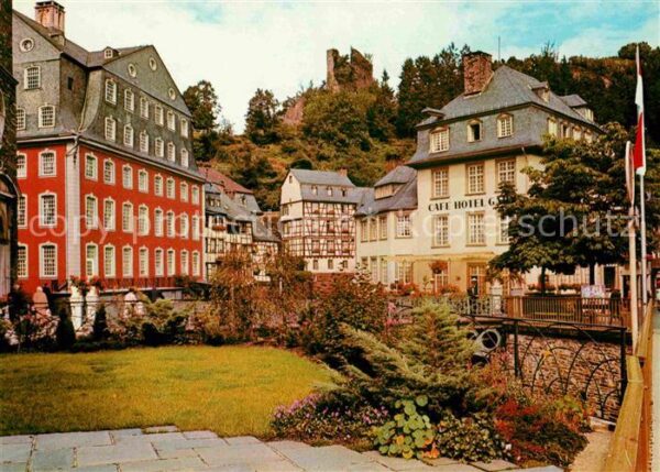 Monschau Rotes Haus mit Blick zur Burgruine Hall