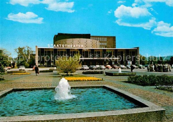 Kassel Staatstheater mit Brunnen
