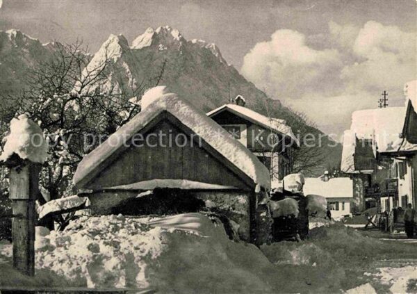 Garmisch-Partenkirchen Frühlingsstrasse mit Zugspitzgruppe im