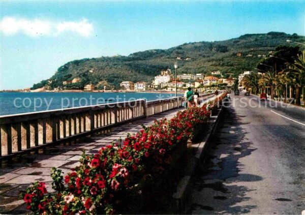 Diano Marina Passeggiata a mare sfondo Capo Berta Ri