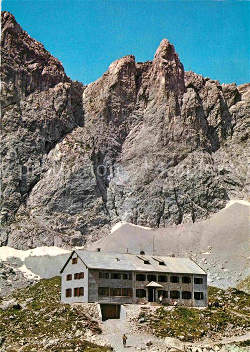 Lamsenjochhuette im Karwendel mit Hüttenturm