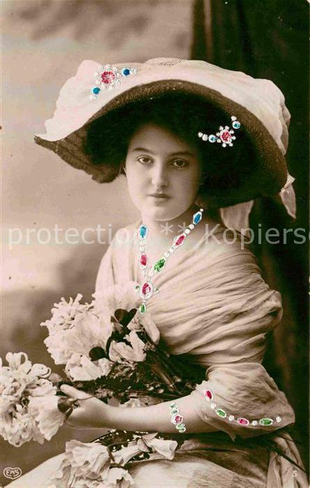 Foto EAS Nr. 5 Frau Hutmode Mode Blumen