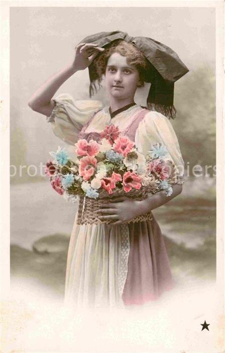 Frauen Tracht Blumen