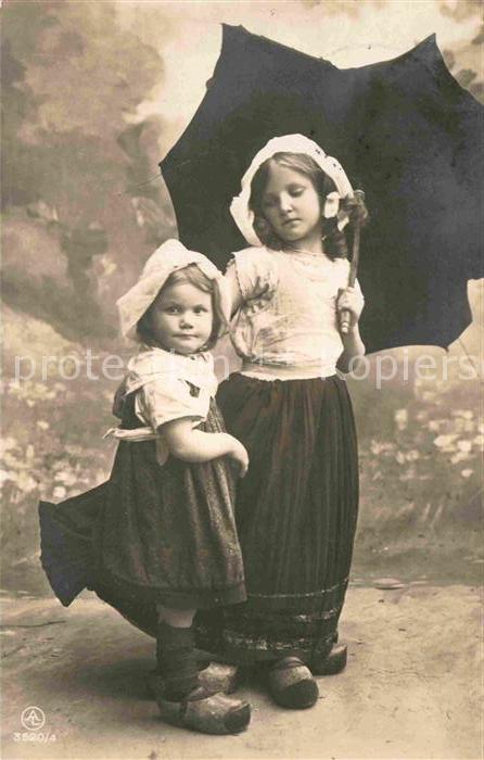 Foto AL Nr. 3520/4 Kinder Trachten Holland Regensch