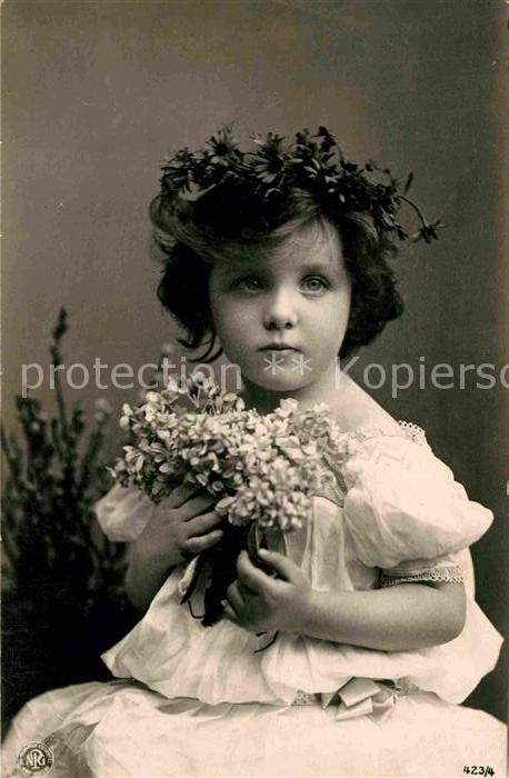 Foto NPG Nr. 423/4 Kind Blumen