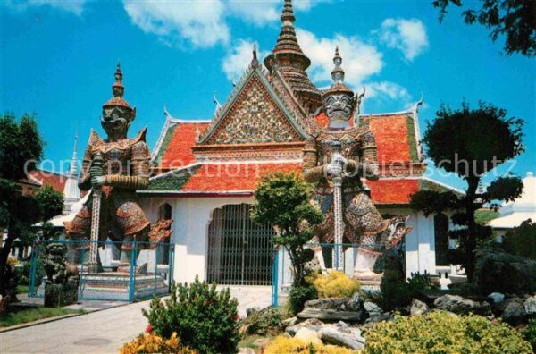 Bangkok Temple of Dawn two Giants