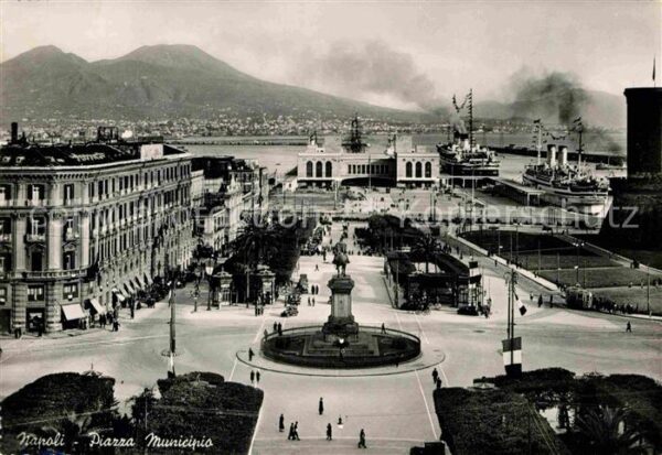 Napoli Neapel Piazza Municipio Monumento Denkmal Hafe