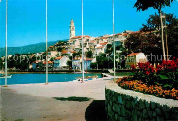 Novi Vinodolski Uferstrasse am Hafen Blick zur Kirche