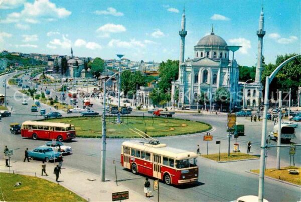 Istanbul Constantinopel Aksaray meydani ve Valide camii Platz M