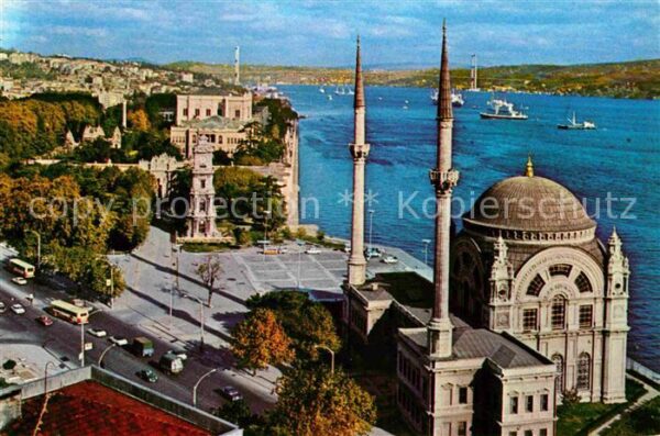 Istanbul Constantinopel Dolmabahce Moschee am Bosporus