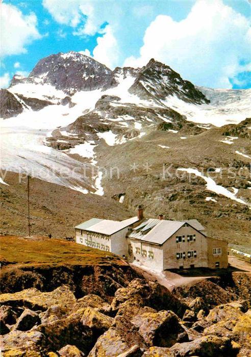 Wiesbadener Huette mit Piz Buin Silvretta
