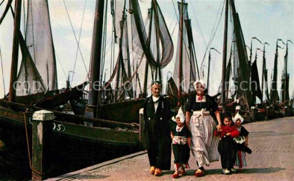 Volendam Fischerboote im Hafen Trachten